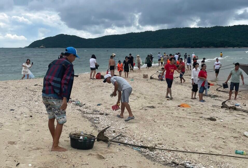 Hoạt động nhặt rác bảo vệ môi trường biển Cô Tô được du khách hưởng ứng nhiệt tình